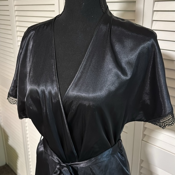 In Bloom Satin Robe | S - Picture 4 of 5